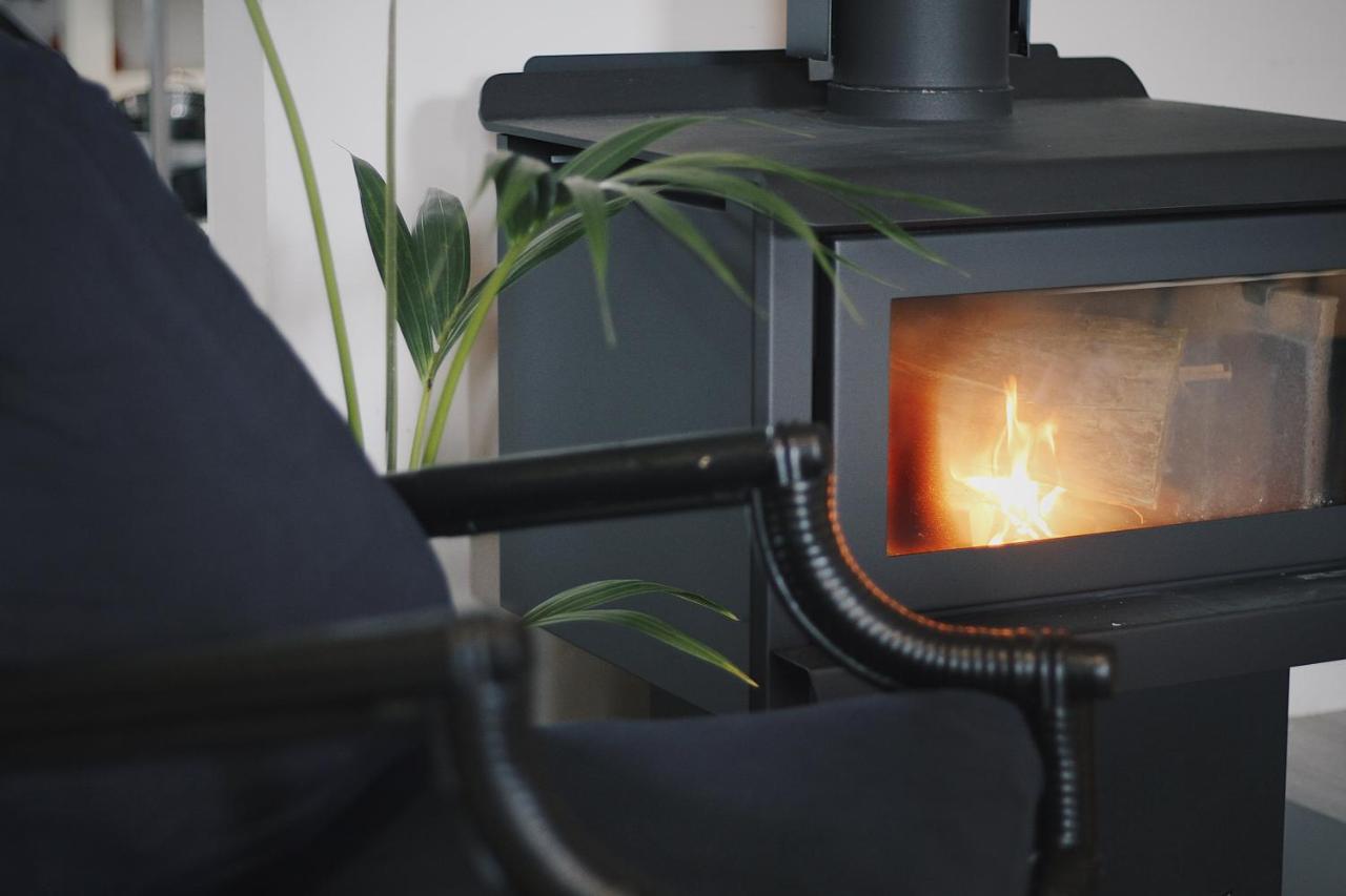 Hugo & Carters Backpackers & Motel Тауранга Экстерьер фото A wood stove
