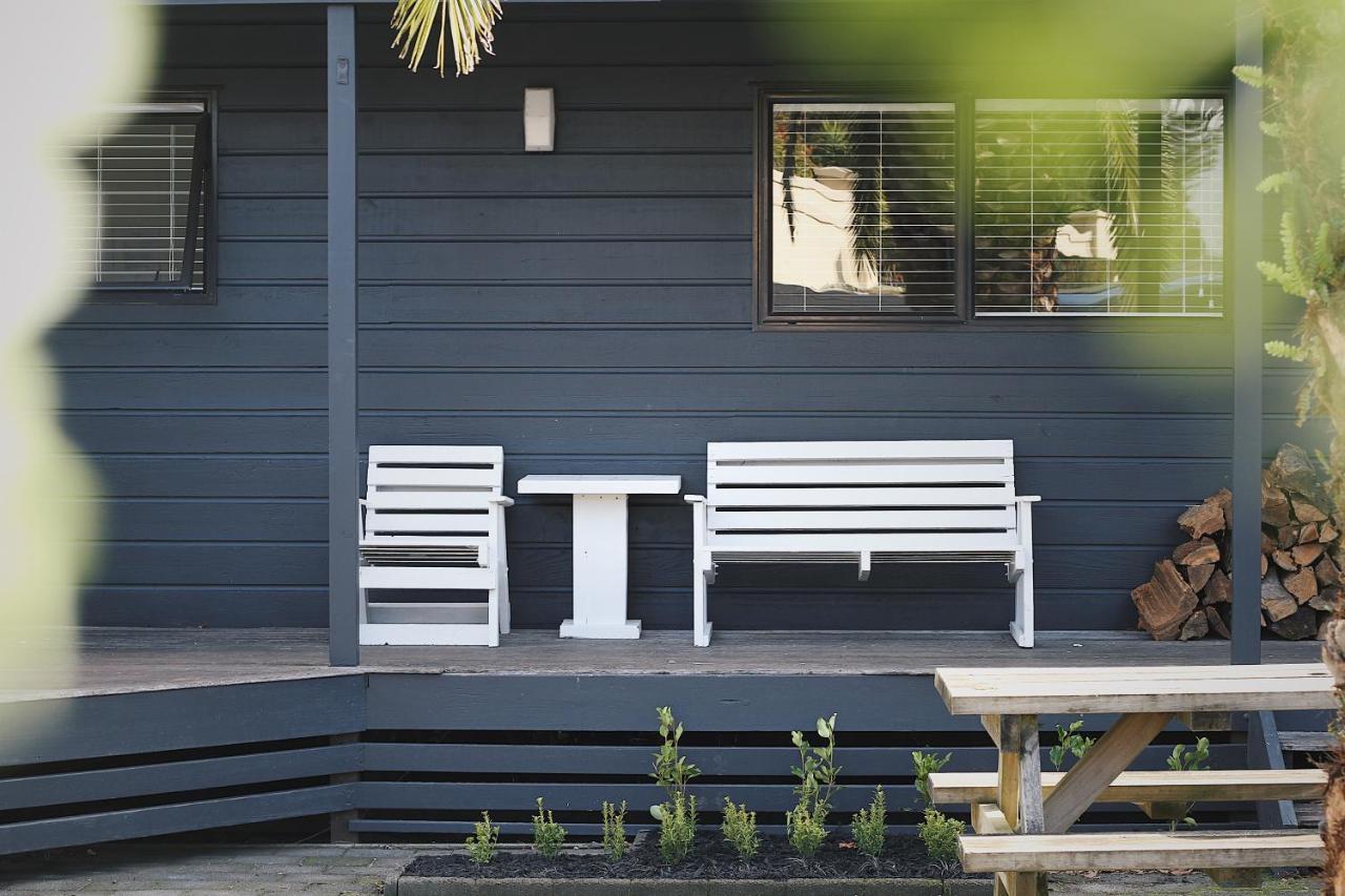 Hugo & Carters Backpackers & Motel Тауранга Экстерьер фото A modern bench