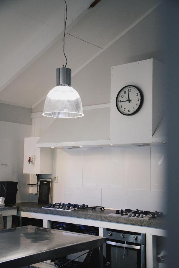 Hugo & Carters Backpackers & Motel Тауранга Экстерьер фото A wall clock