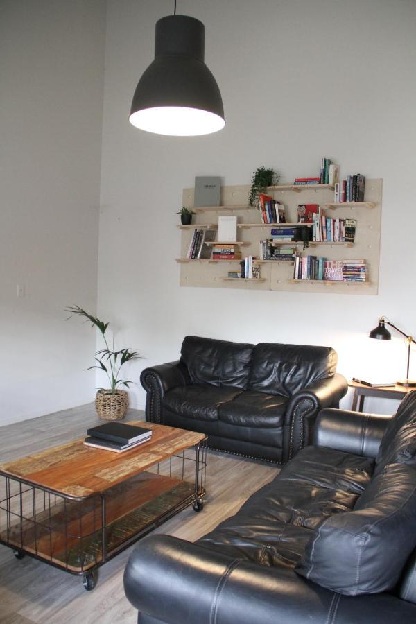 Hugo & Carters Backpackers & Motel Тауранга Экстерьер фото A living room with a leather sofa