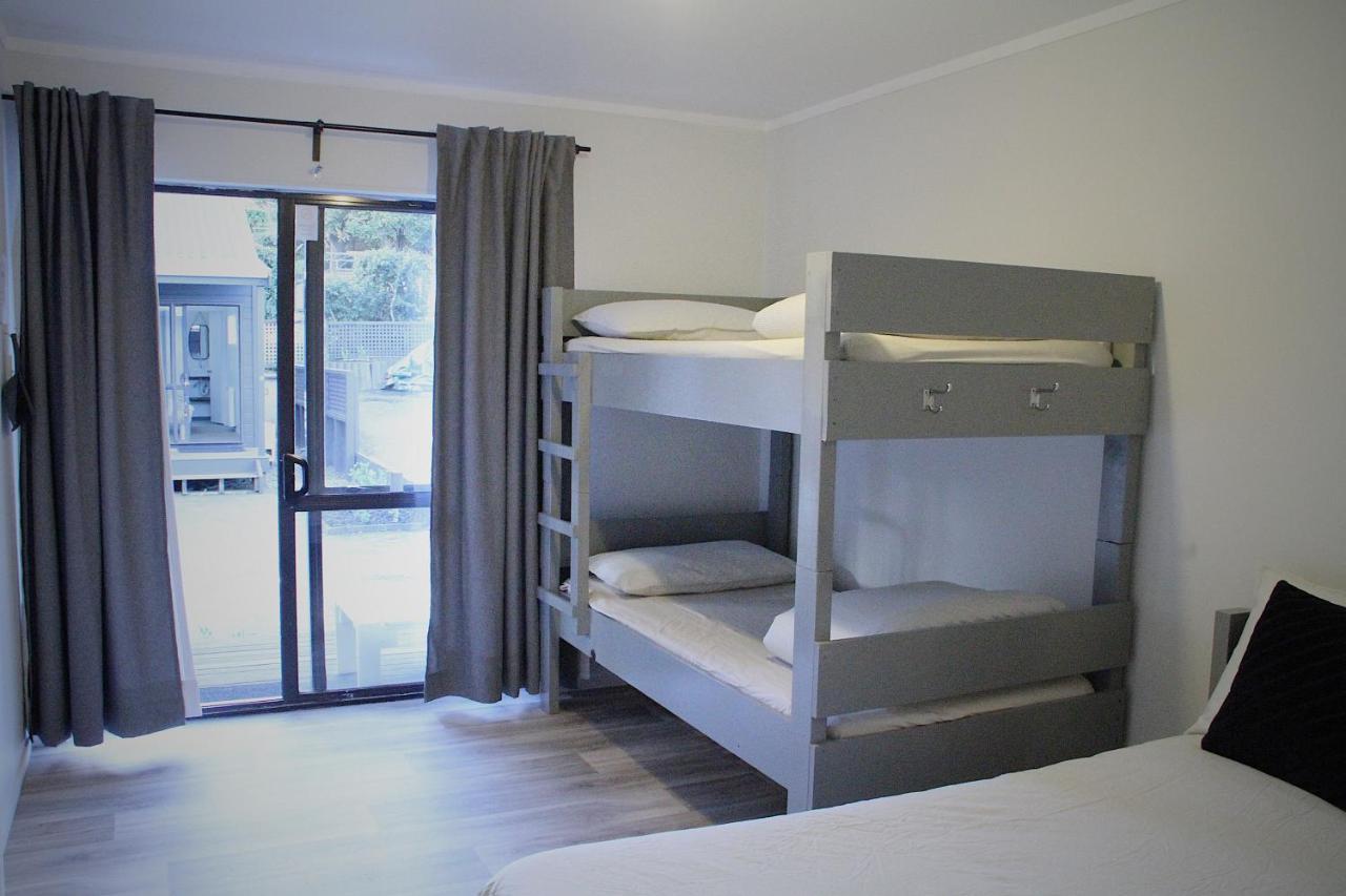 Hugo & Carters Backpackers & Motel Тауранга Экстерьер фото A bunk bed in a hotel room