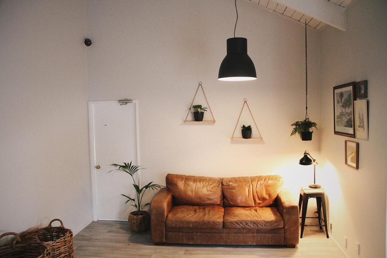 Hugo & Carters Backpackers & Motel Тауранга Экстерьер фото A living room with a leather sofa