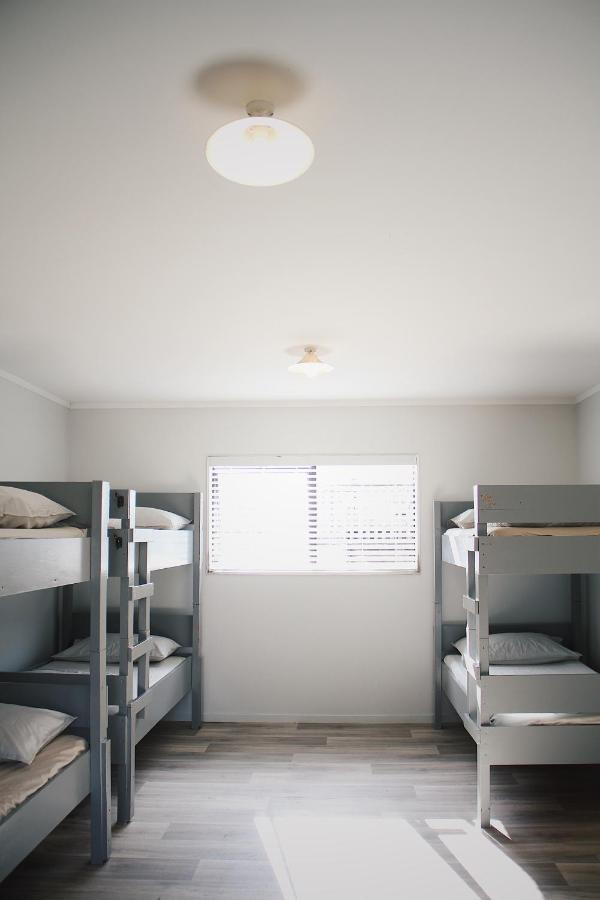 Hugo & Carters Backpackers & Motel Тауранга Экстерьер фото A room at the San Diego Rescue Mission